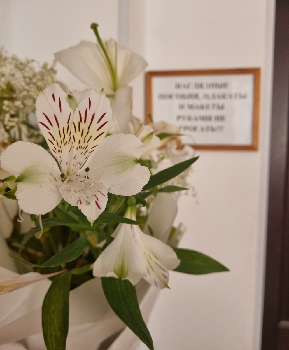 Иногда учителям, как артиста дарят цветы