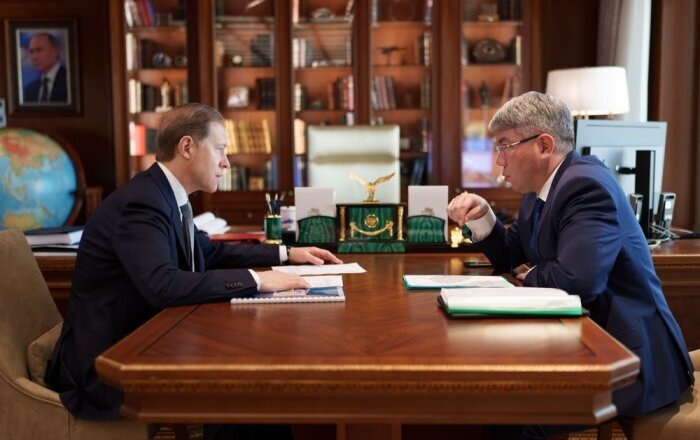 Глава Бурятии Алексей Цыденов и первый вице-премьер Кабмина России Денис Мантуров обсуждают вопросы поддержки авиазавода / Фото: правительство РФ