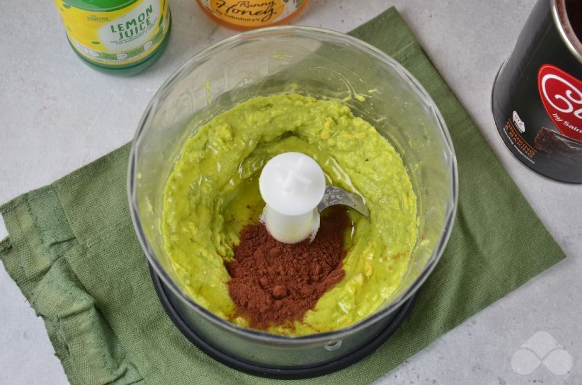 Взбиваем в чаше блендера авокадо и какао