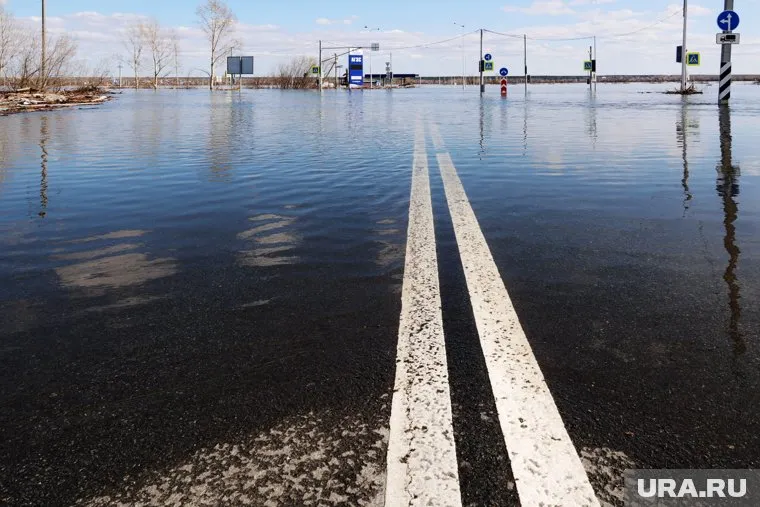 Ночью 28 апреля специалисты восстанавливали состояние трассы
Фото: Екатерина Сычкова © URA.RU