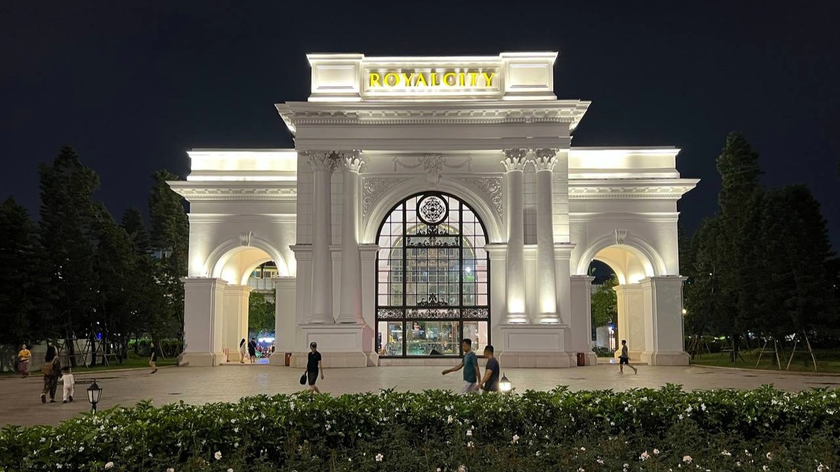 Это был вход в жилой комплекс, а как оказалось, и спуск в торговый центр. 