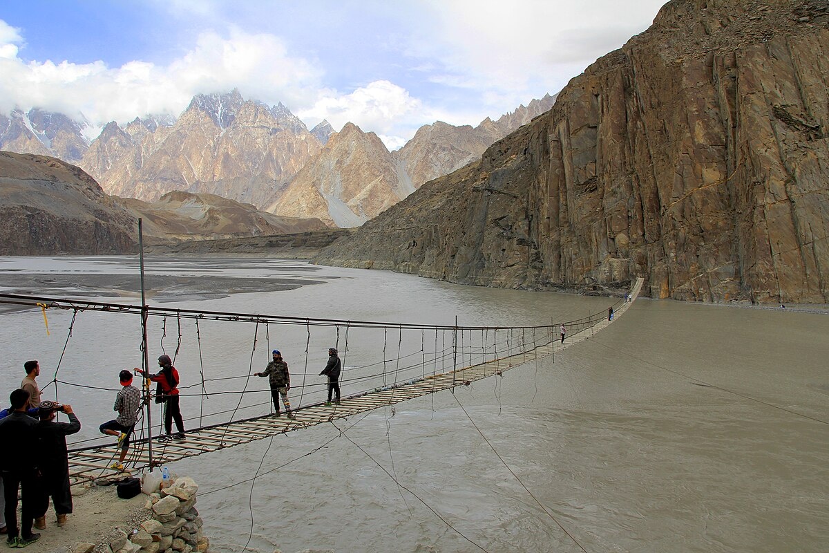 Изображение взято с сайта https://upload.wikimedia.org/wikipedia/commons/thumb/d/d1/Hussaini_Bridge_in_Gilgit%2C_Pakistan.jpg/1200px-Hussaini_Bridge_in_Gilgit%2C_Pakistan.jpg