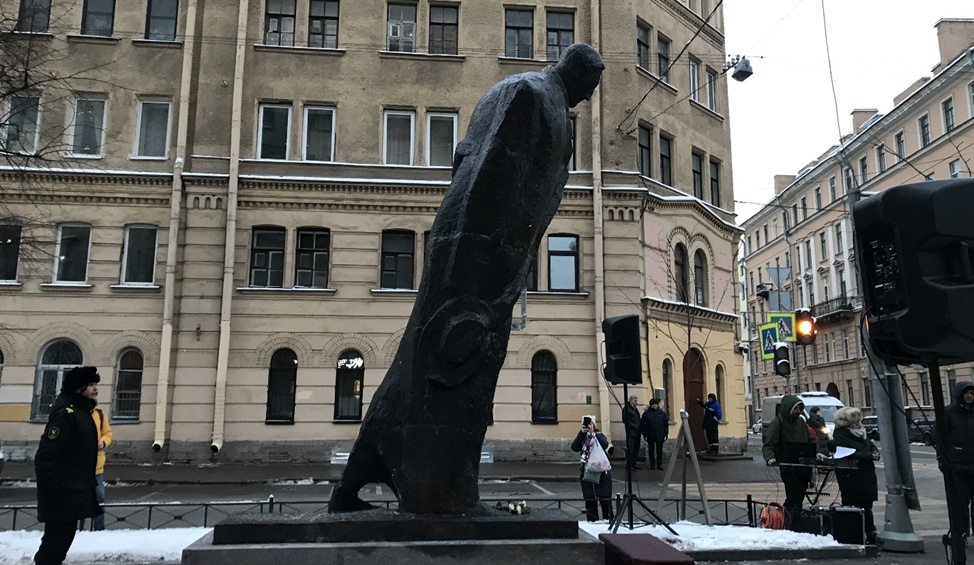 Санкт-Петербург, ул. Декабристов. Квази-Блок. Скульптор (он точно скульптор?) Евгений Никитич Ротанов. Фотография С.П. Якуцени ©