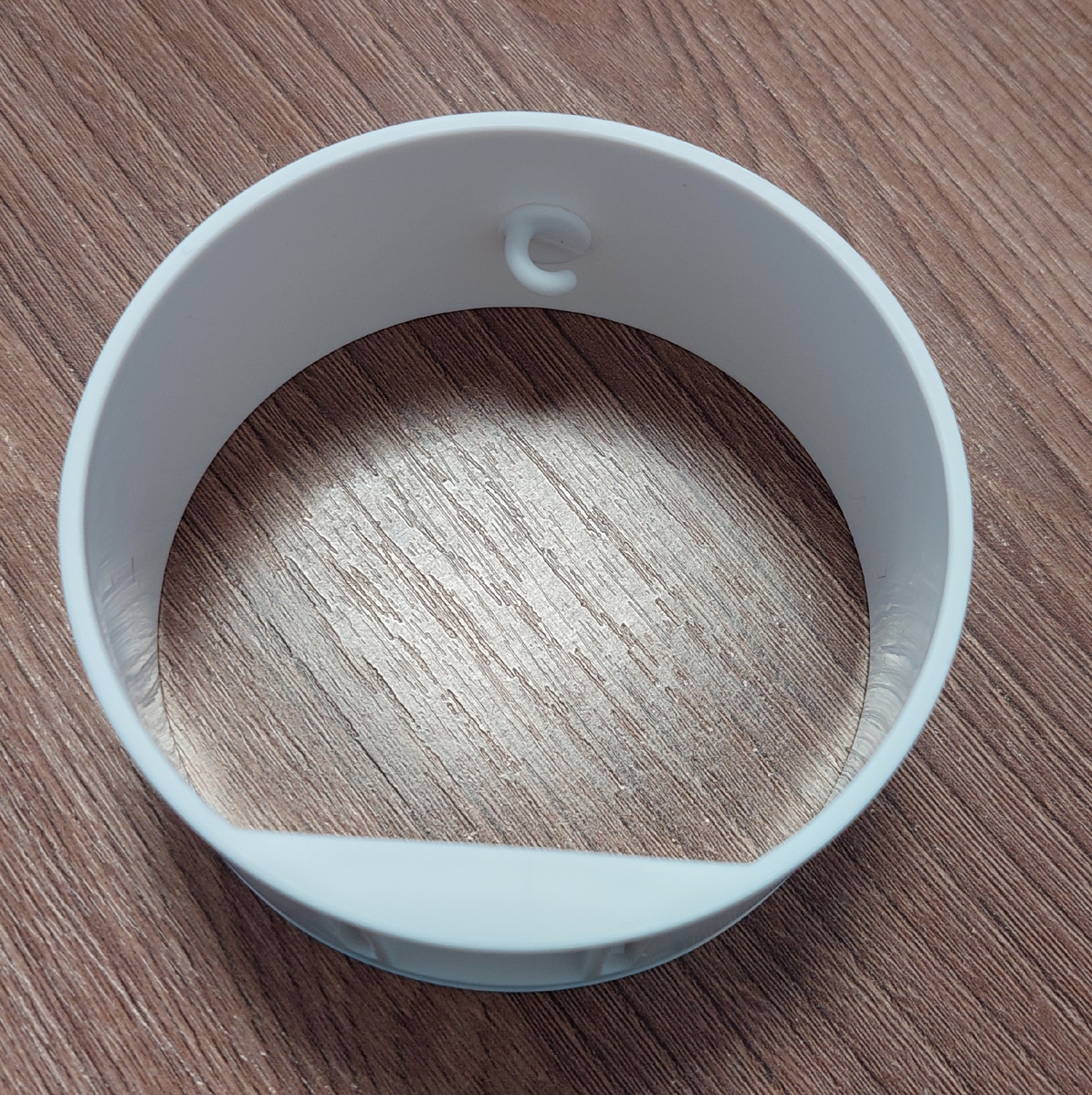 Тут и ножки крепятся, и крючок для подвешивания изделия есть