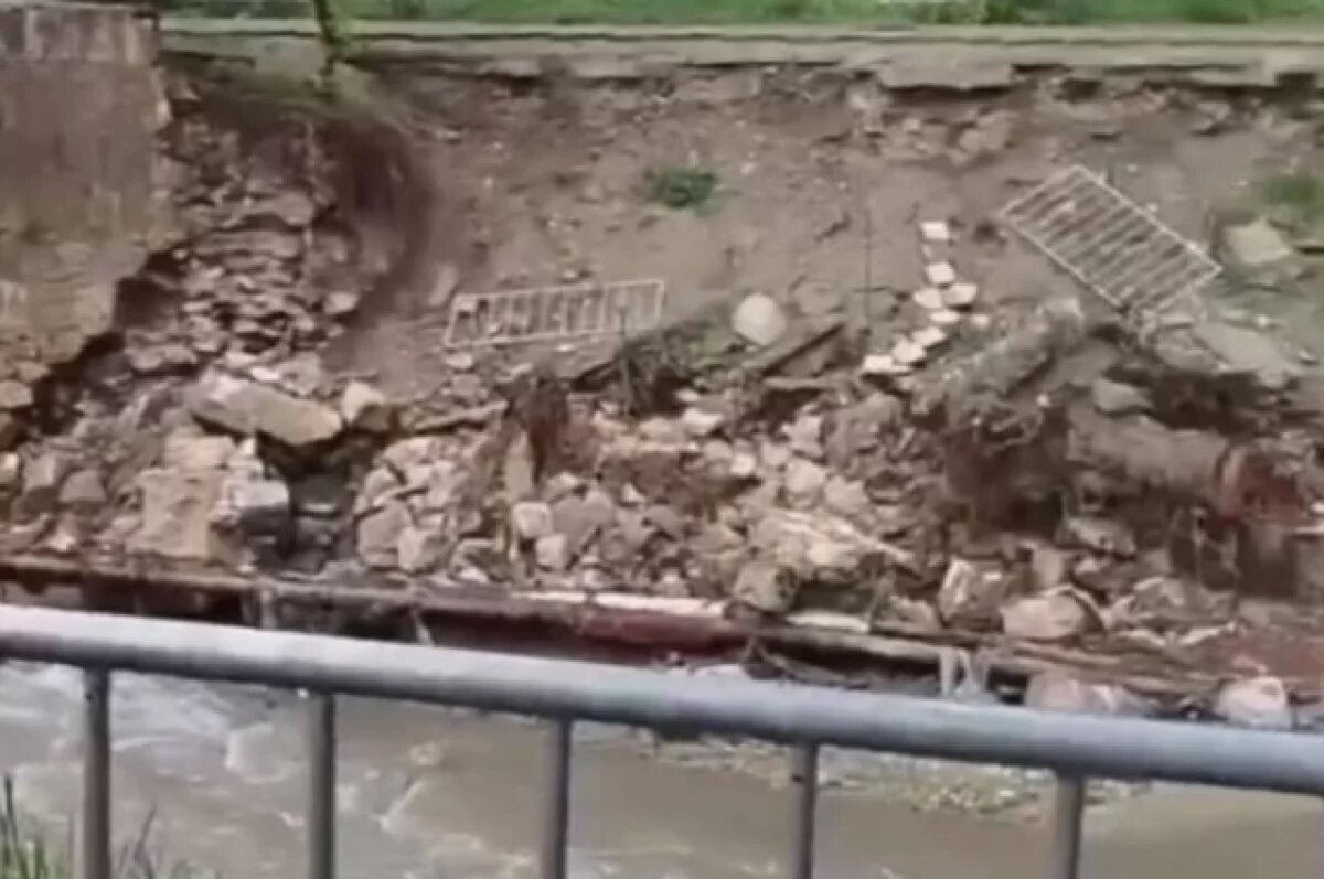    В Пионерском парке Ялты обрушилась подпорная стена