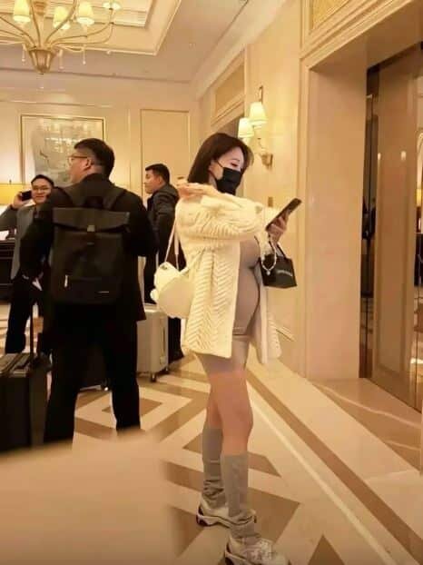    Ранее Е Кэ была замечена беременной