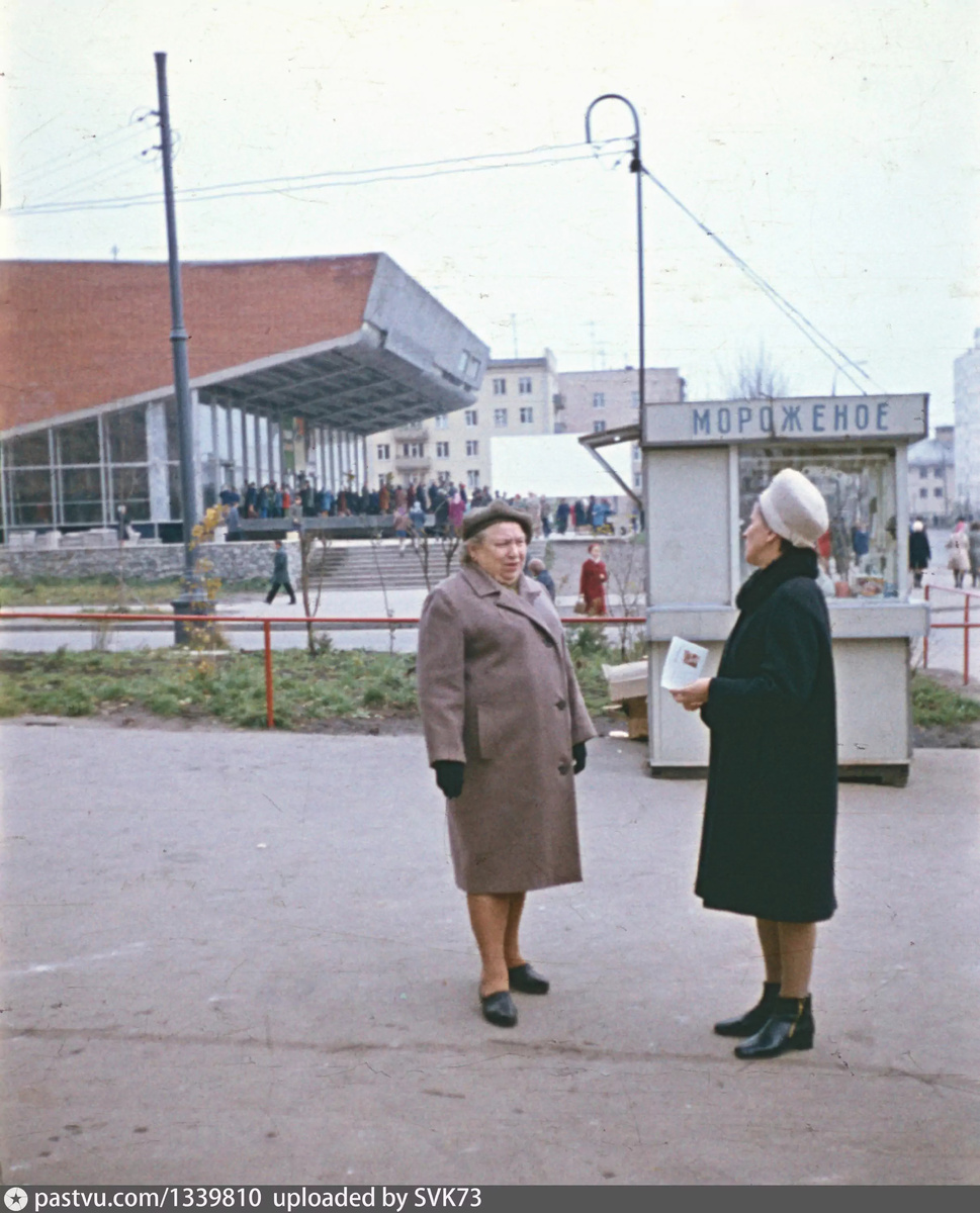 Кинотеатр "Первомайский" в цвете со стороны 11-й Парковой улицы, 1973. Автор фото: С.И. Королёв. С сайта www.pastvu.com.