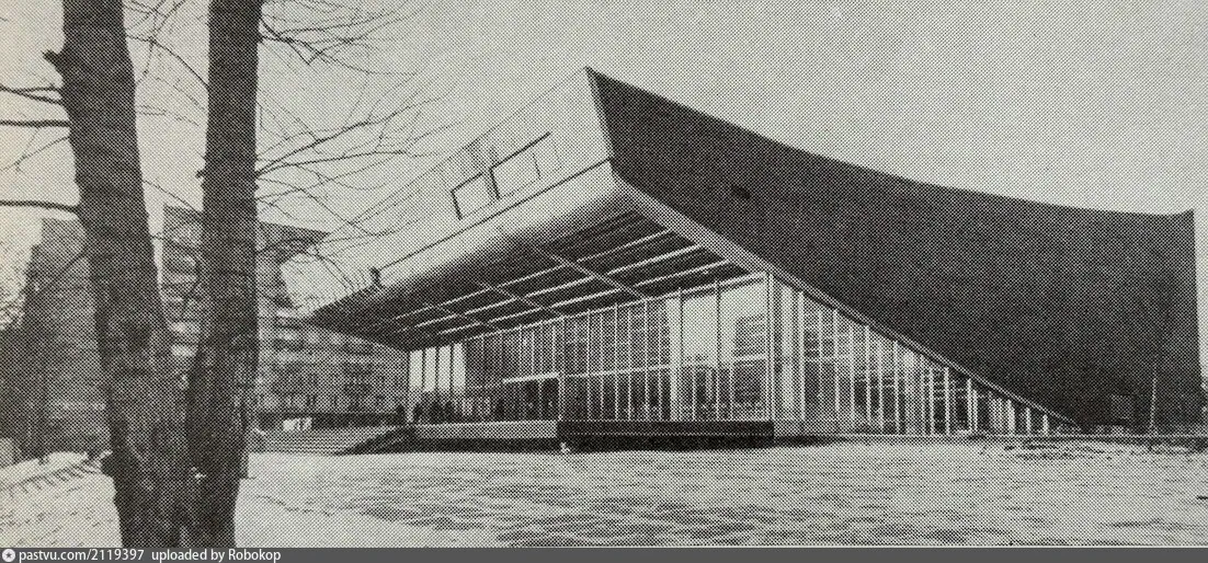 Здесь хорошо видно интересную форму кинотеатра, 1970. Снято от Первомайской улицы в сторону 11-Парковой. С сайта www.pastvu.com.