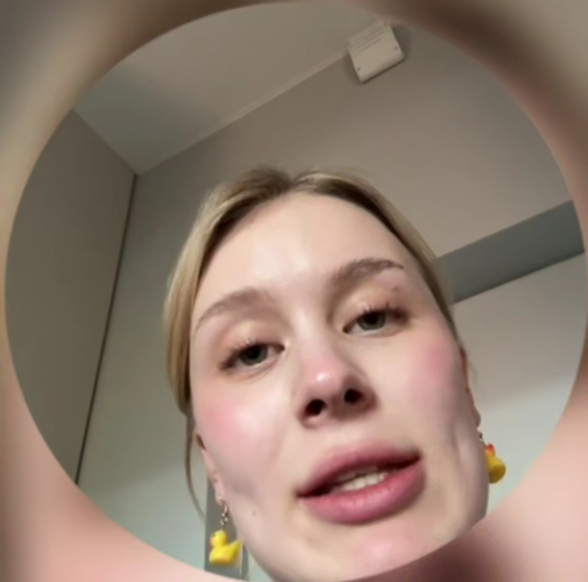 Известная блогерша Даша Дошик оказалась в опасной ситуации на дороге. Ее едва не сбил автомобиль, когда девушка перебегала дорогу на последних секундах горевшего зеленого света. Этот инцидент подчеркивает важность соблюдения правил дорожного движения и внимательности пешеходов. Подробности происшествия стали известны из личного обращения Даши к своим подписчикам.

Подробности инцидента

В своем обращении Даша Дошик рассказала, что перебегала дорогу, когда светофор уже начал переключаться на красный. В этот момент на девушку стремительно двигался автомобиль. По словам блогера, она чудом успела избежать столкновения, но шок от произошедшего был сильным.

Видеозаписи с места происшествия нет, но Даша опубликовала пост в своих социальных сетях с предостережением для своих подписчиков. Она призвала всех быть внимательными при переходе дороги и строго соблюдать правила ПДД, напоминая, что жизнь дороже любой экономии времени. Блогерша подчеркнула, что даже секунда невнимательности может привести к трагическим последствиям.
