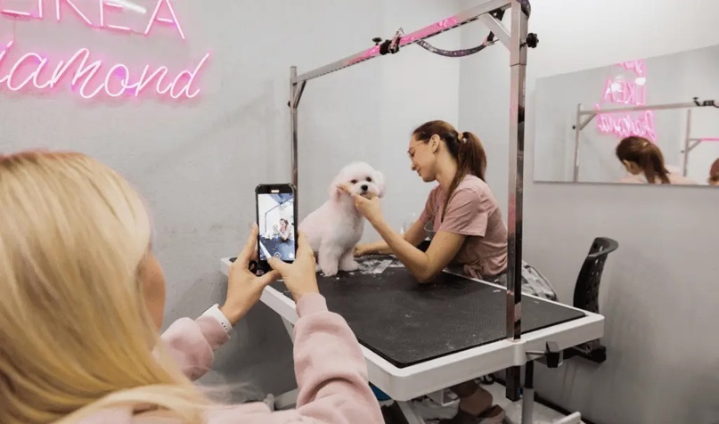 Добавляйте на фото яркие объекты, например неоновую вывеску. Смотрите, чтобы на снимке не было слишком много мелких деталей, иначе они будут отвлекать внимание от главного объекта