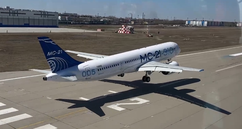 Первый опытный образец самолета МС-21 в импортозамещенной версии впервые поднялся в небо