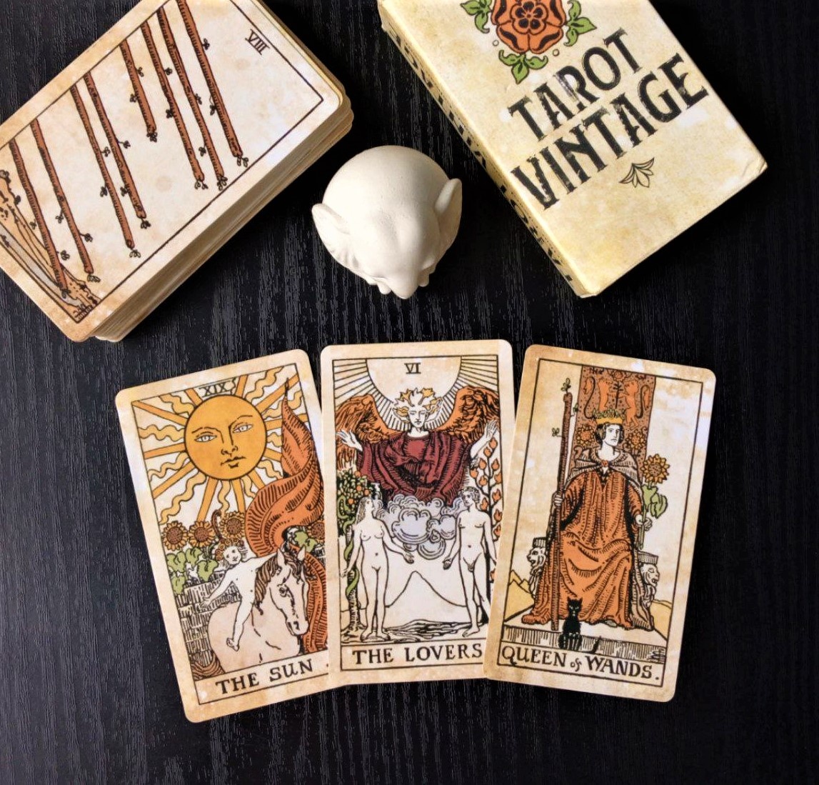 Ответ смотрим на колоде "Винтажное таро"