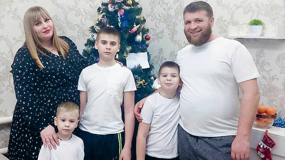 Ольга и Александр Хмызы воспитывают трёх сыновей - Максима, Дмитрия и Владика