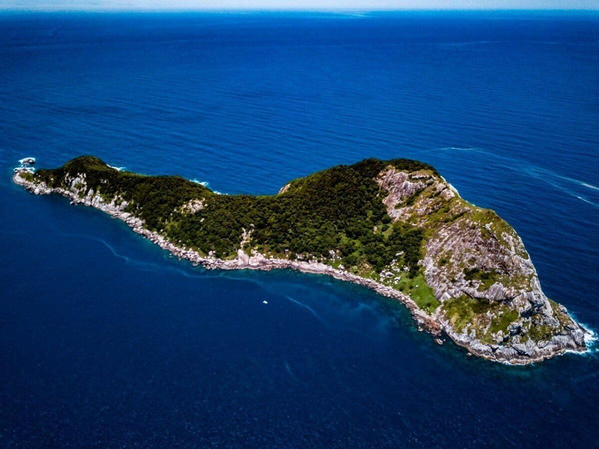 Да у этого острова даже форма похожа на змею! 