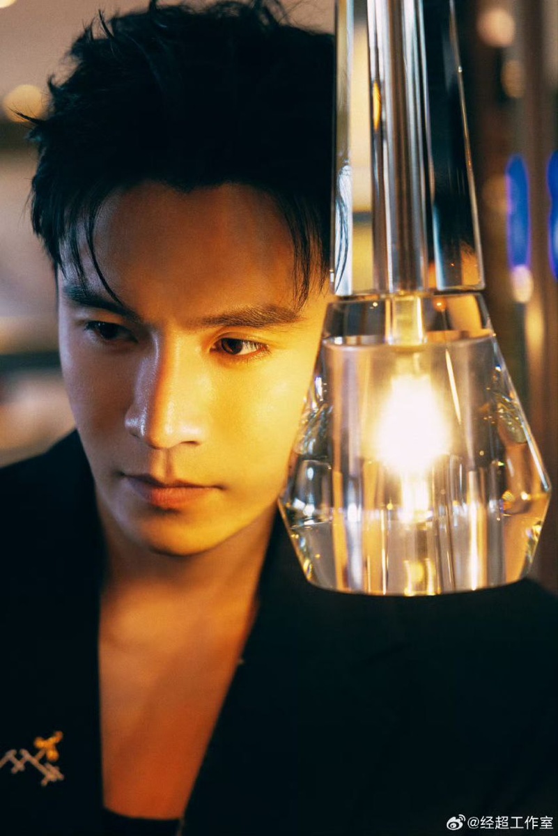 Актёр Цзин Чао, с Днем рождения 15 апреля. Листайте галерею...