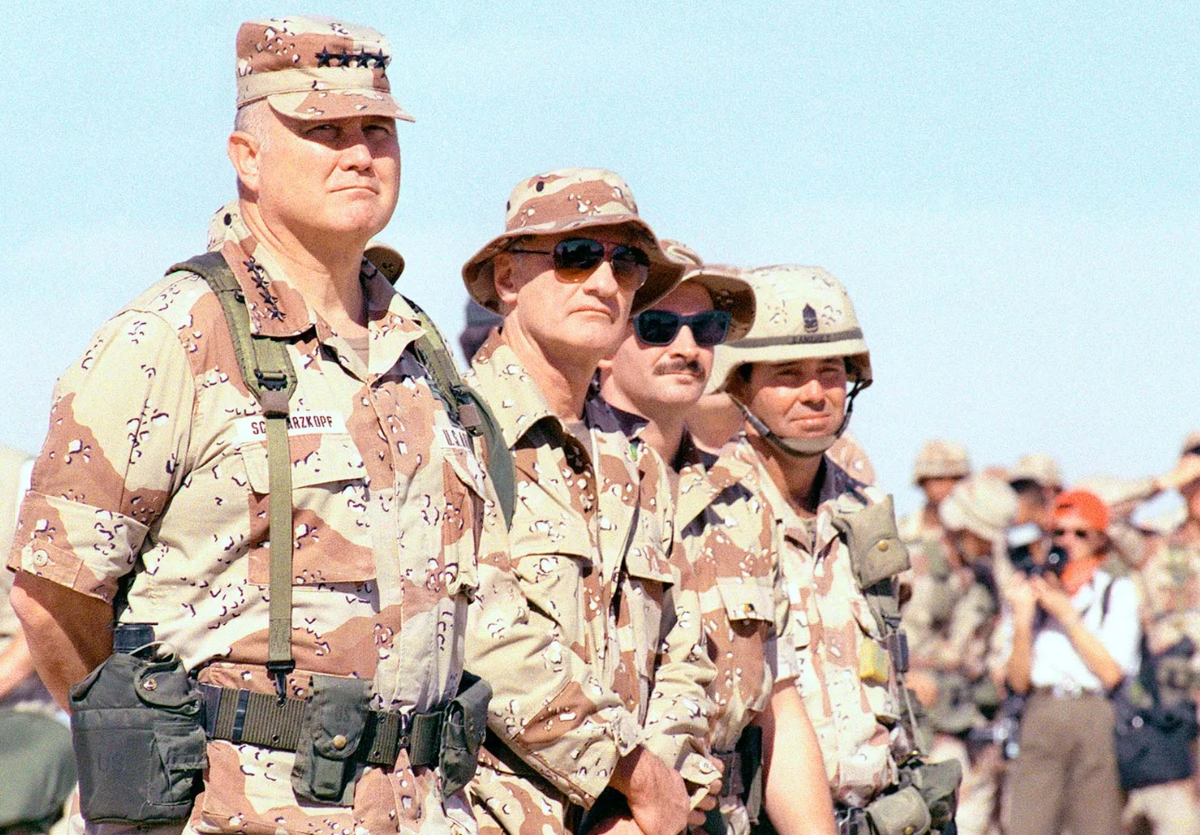генерал армии США Норман Шварцкопф (слева), командующий Центральным командованием США, инспектирует войска во время войны в Персидском заливе, 5 апреля 1991 года.