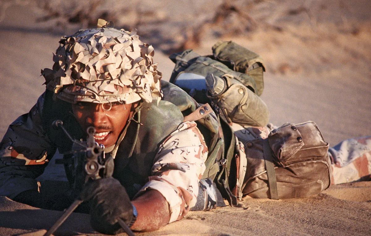 Американский морской пехотинец с автоматическим оружием M249 во время войны в Персидском заливе, 1991 год.