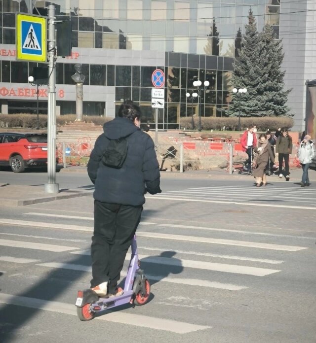    На самокате нельзя переезжать улицу даже по пешеходному переходу, его надо везти рядом, спешившись. Фото:  АиФ/ Ольга Коробова