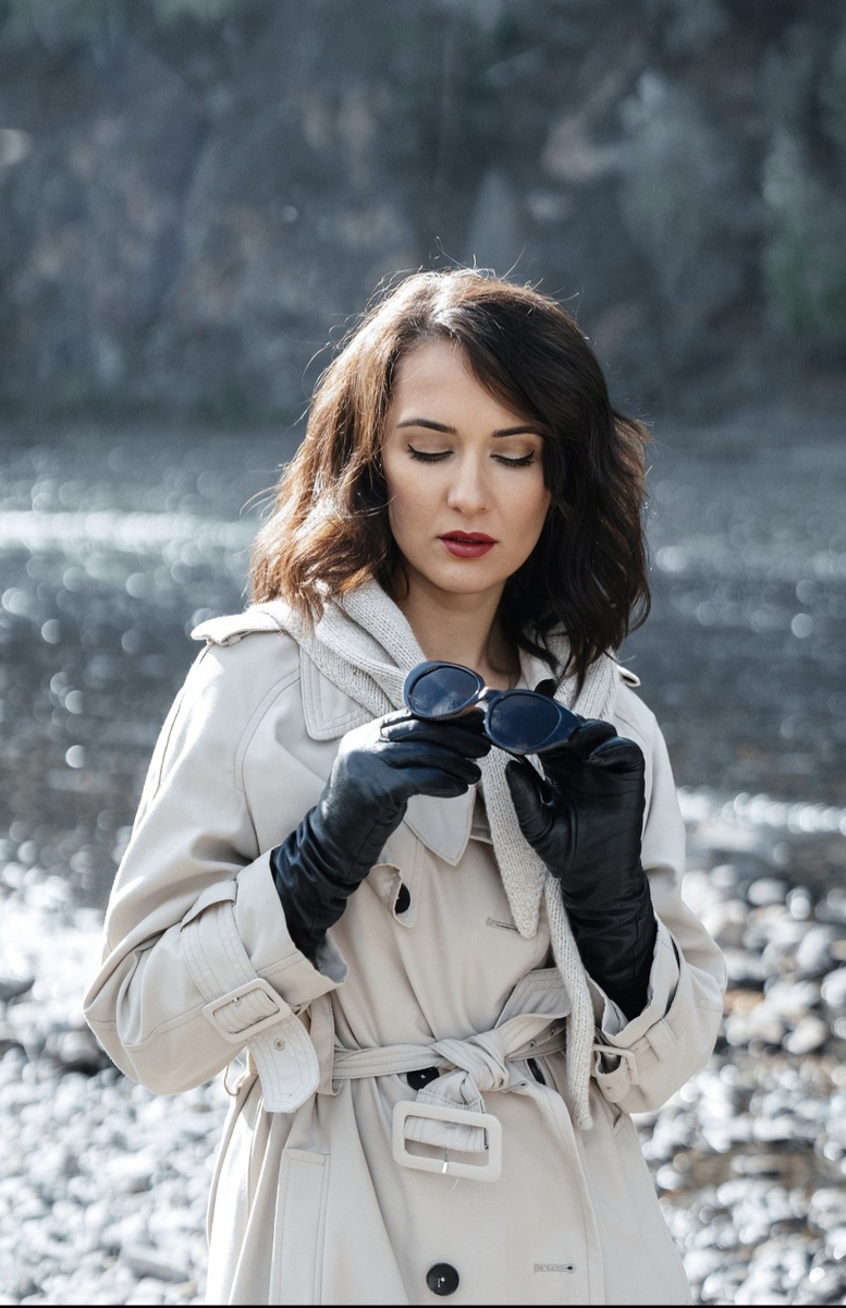 Скромность и робость украшает только тогда  когда нет других украшений