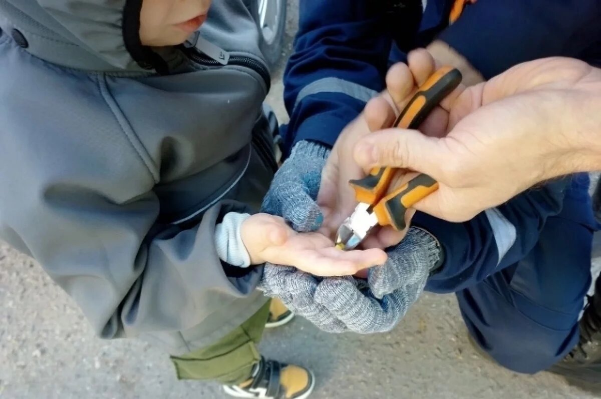    Ульяновские спасатели освободили палец ребёнка от игрушечного кольца