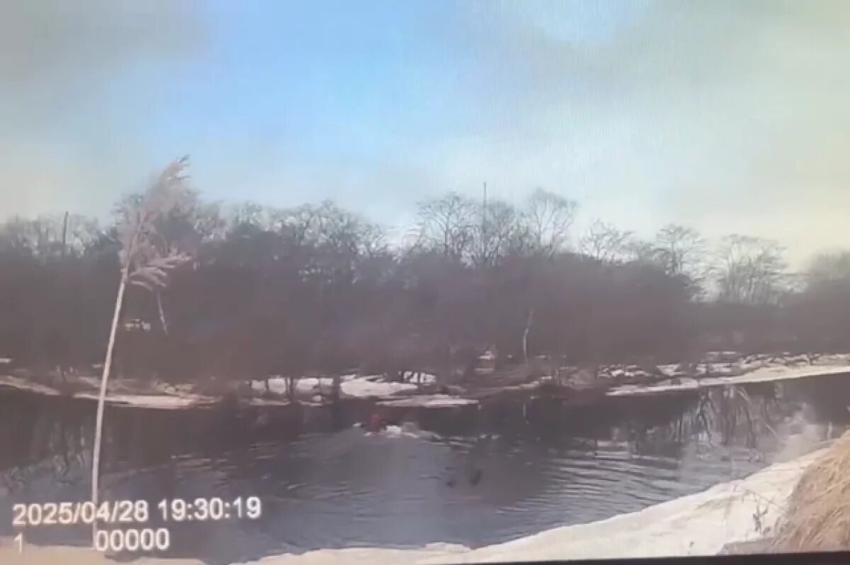    На Сахалине подростки переплыли ледяную реку, пытаясь сбежать от полиции