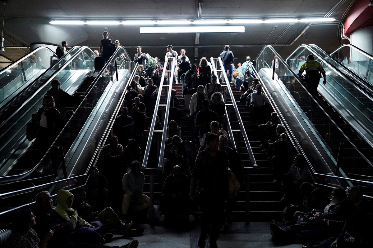 Люди на железнодорожной станции Аточа во время отключения электроэнергии, Мадрид, Испания, 28 апреля 2025 года ©Ana Beltran/Reuters  📷