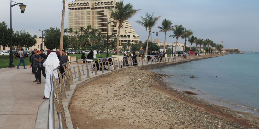 Море, в котором нельзя искупаться, или Как выглядит пляжный отдых в Саудовской Аравии?