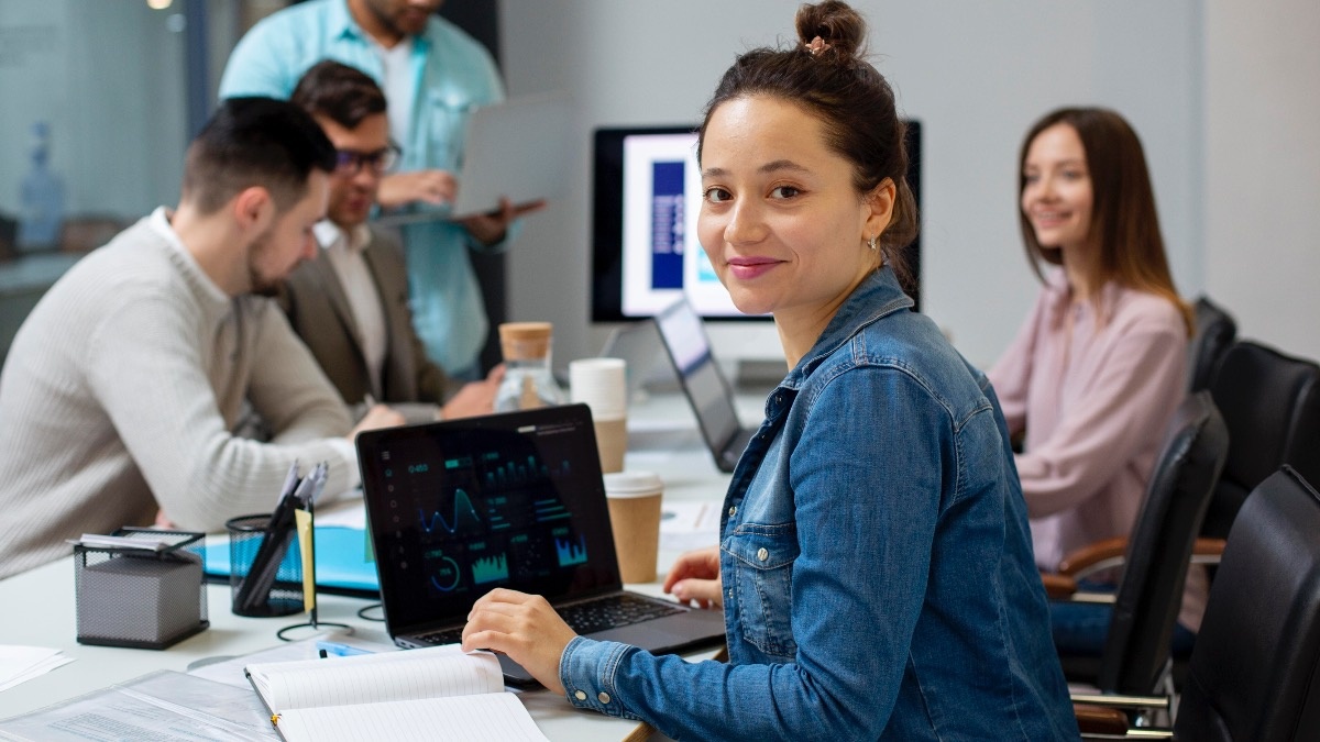    На прибавку точно могут рассчитывать разработчики. Фото: Freepik