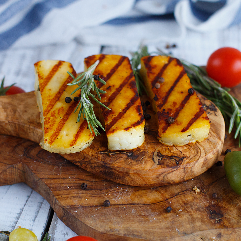 Халуми — это рассольный сыр из смеси козьего, овечьего и часто коровьего молока. Из-за более высокой температуры плавления его можно жарить на сковороде и на гриле. (Фото из свободных источников).