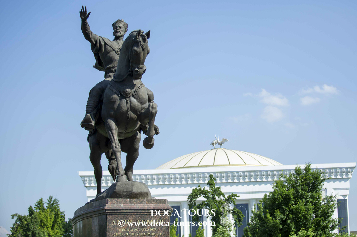 Плечом к плечу с цивилизацией человечества шагают и войны. А войны, как известно, порождают великих воинов. Многие такие личности навеки вошли в историю и стали легендой.  
От одного его имени дрожали короли Европы. Триумф его архитектуры вызывал зависть даже у величайших империй того времени. Он провел свою армию от Дели до Эгейского моря, от Дамаска до Китайского Туркестана. Конными походами полководца завершилась целая эпоха, на протяжении которой вооруженные луками всадники устанавливали свои порядки во всей Евразии. 

Это история о великом Амире Тимуре, полководце, правителе, создателе крупнейшего на евразийском континенте империи, включающей в себя земли современного Ирана, Кавказа, Месопотамии, Афганистана, большую часть Средней Азии, а также части современного Пакистана, Индии, Сирии и Турции.
