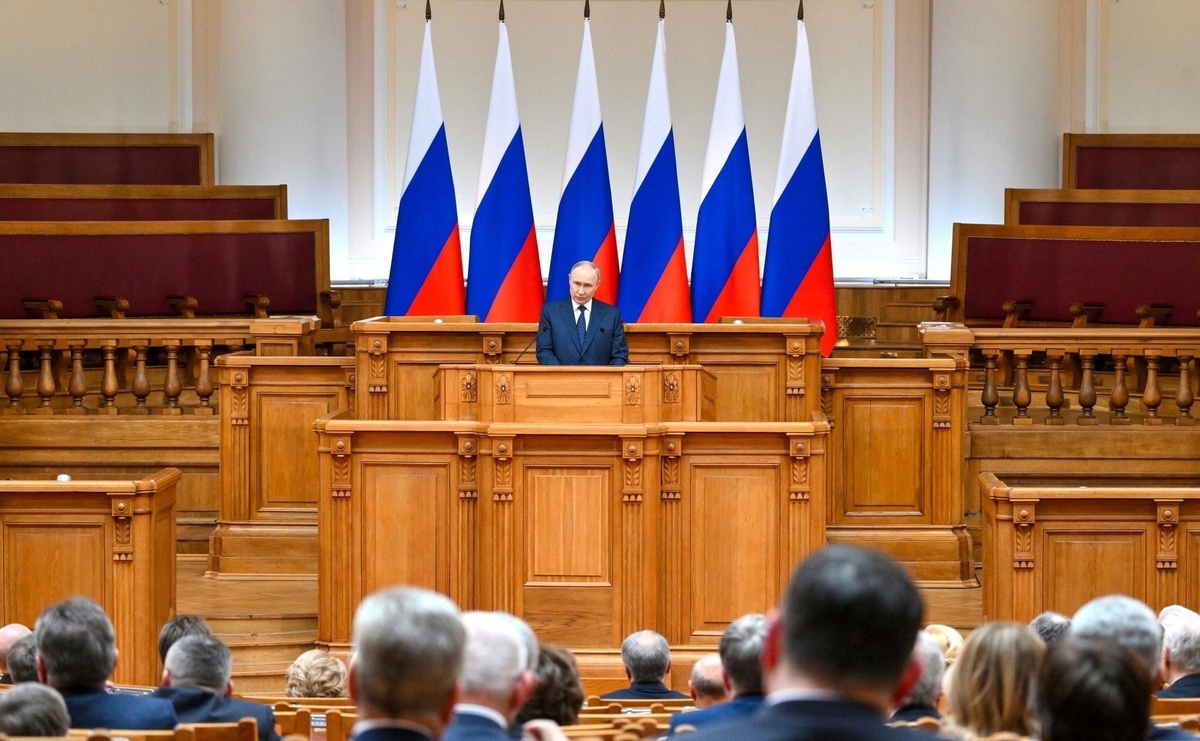    Владимир Путин на встрече с членами Совета законодателей РФ в Санкт-Петербурге. Фото: со страницы Элиссана Шандаловича