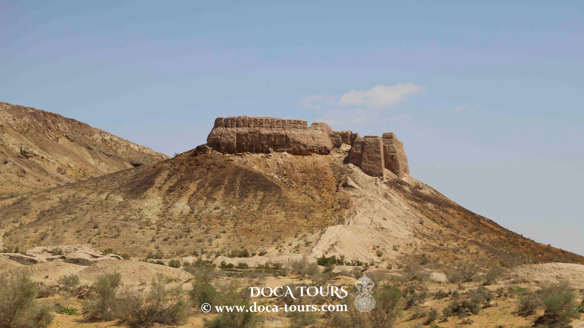 Среди бескрайних песков пустыни Кызылкум, раскинулся Хорезмский оазис, который таит в себе множество тайн и загадок. Источники эпохи арабского завоевания называют Хорезм - Страной тысячи крепостей. И в самом деле, на этой территории археологами было обнаружено множество древних городищ, некогда бывших мощными крепостями и царскими дворцами. Тысячи крепостей раскинулись на огромных просторах безводных степей и как исполинские истуканы они хранят тайны Древнего Хорезма.  Даже сегодня грандиозность и масштабы руин поражают своим великолепием и мощью. 

Первые упоминания о Xорезме (что в переводе означает «Земля солнца»), встречаются в Бехистунской надписи Дария I. В священной книге зороастрийцев Авесте говорится, что Хорезм – это одна из первых и лучших стран, созданная верховным богом Ахурамаздой. Именно здесь зародилась уникальная культура хорезмийцев, сравнимая по значимости с Египтом и Вавилоном и оставившая после себя бесценное наследие.

Хорезм привлекал внимание и интерес многочисленных государств Востока до Великой Римской империи на Западе. Для того чтобы завоевать эту воспетую в легендах богатую страну, совершали свои походы Ахеменидские цари и Александр Македонский. Грабительские наступления могучих эфталитов, колонизация и господство мощных сельджукидов, победоносные войны с каракитаями в средневековье свидетельствуют об огромном авторитете Хорезма.

