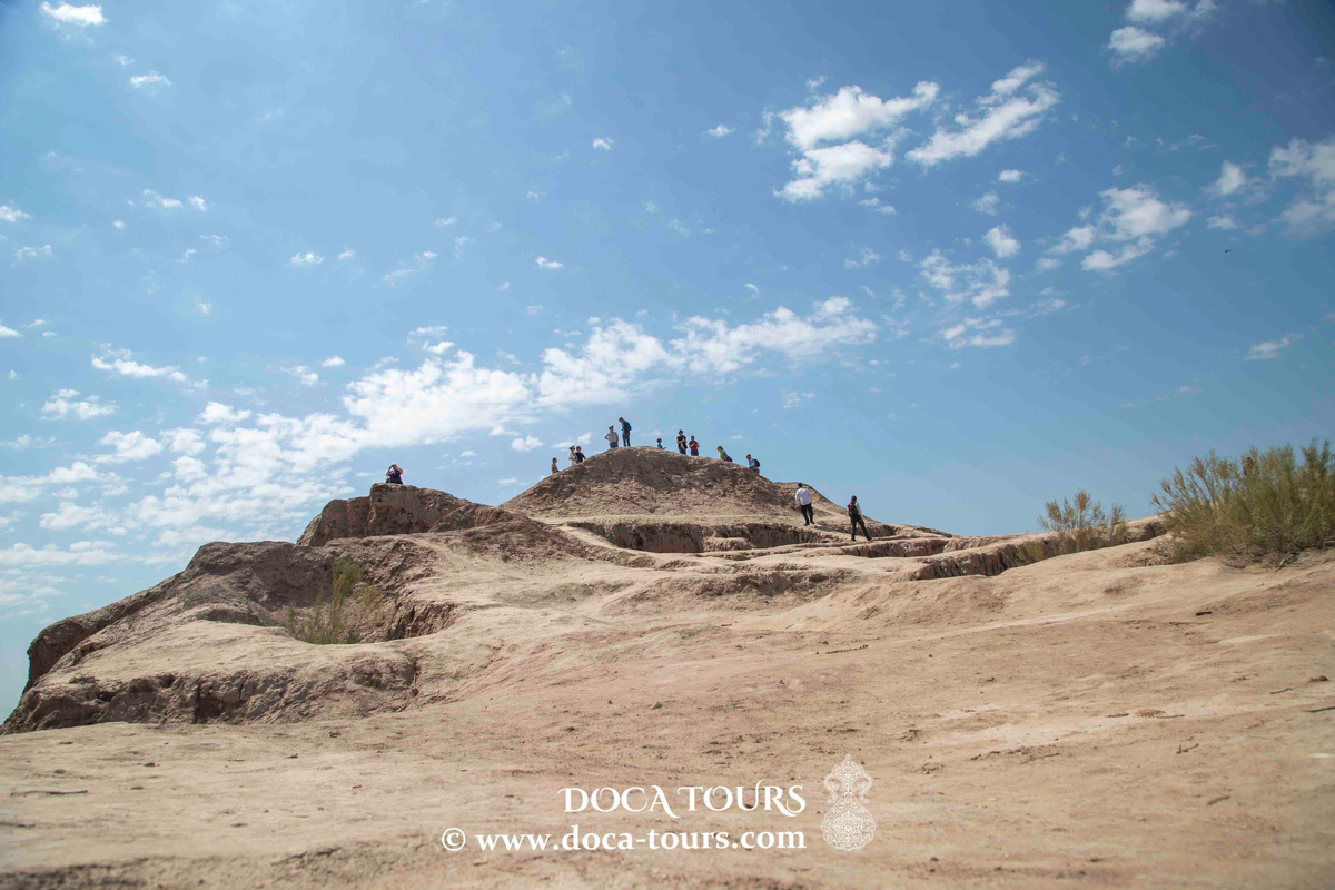 Питающаяся горными ледниками Памира, великая река Амударья тогда, как и сегодня, несла свои воды за тысячу километров, чтобы в низовьях образовать плодородный оазис у окраин пустыни Кызылкум. Связанное с речными паводками сезонное орошение, богатое рыбой и дичью побережье Аральского моря и бескрайние пастбища сделали эту землю колыбелью уникальной культуры, оставившей после себя грандиозные памятники - затерянные города и исполинские крепости.

До 30-х годов XX века, когда начались раскопки, которые проводились Хорезмской археолого-этнографической экспедицией под руководством С.П.Толстова, об этой древней стране было известно совсем мало. Зато результаты раскопок превзошли все самые смелые ожидания. Толстов совершил настоящее научное открытие, которое ныне считается одним из крупнейших достижений мировой археологии. Он обнаружил и изучил совершенно неведомую прежде древнюю и уникальную цивилизацию, что сравнимо лишь с открытием Трои или Критской цивилизации.

Проведенные в Хорезме многолетние исследования, а также изучение имеющихся письменных источников показали, что в данном регионе имеется 64 археологических памятника, именуемые городами. О 32 из них сохранились исторические сведения. На 20 памятниках были проведены археологические исследования, которые подтвердили упоминания в произведениях средневековых авторов. Сегодня древние города в основном превратились в руины, но археологи продолжают их изучать. 

