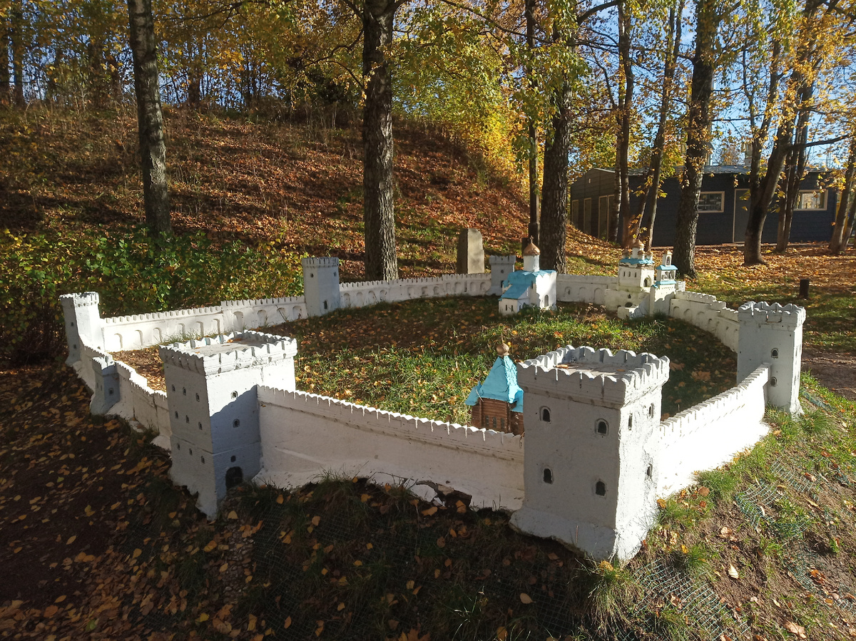 Макет (на земле) бывшей крепости Можайска