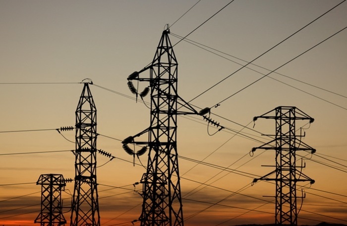    Линии электропередачи на электроподстанции во время отключения электроэнергии на окраине Ронды, Испания.Reuters/Jon Nazca