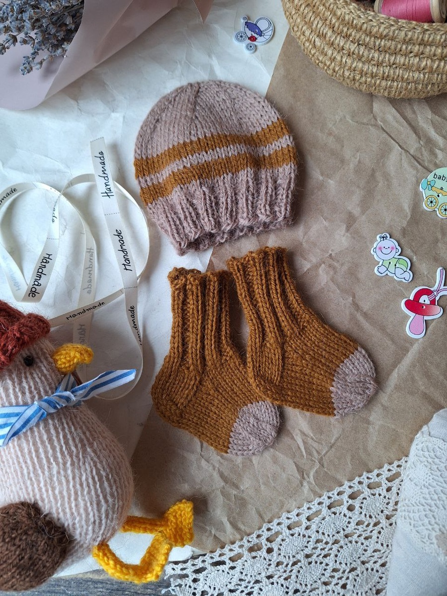 Шапка и носки из колючей шерсти для недоношенных малышей