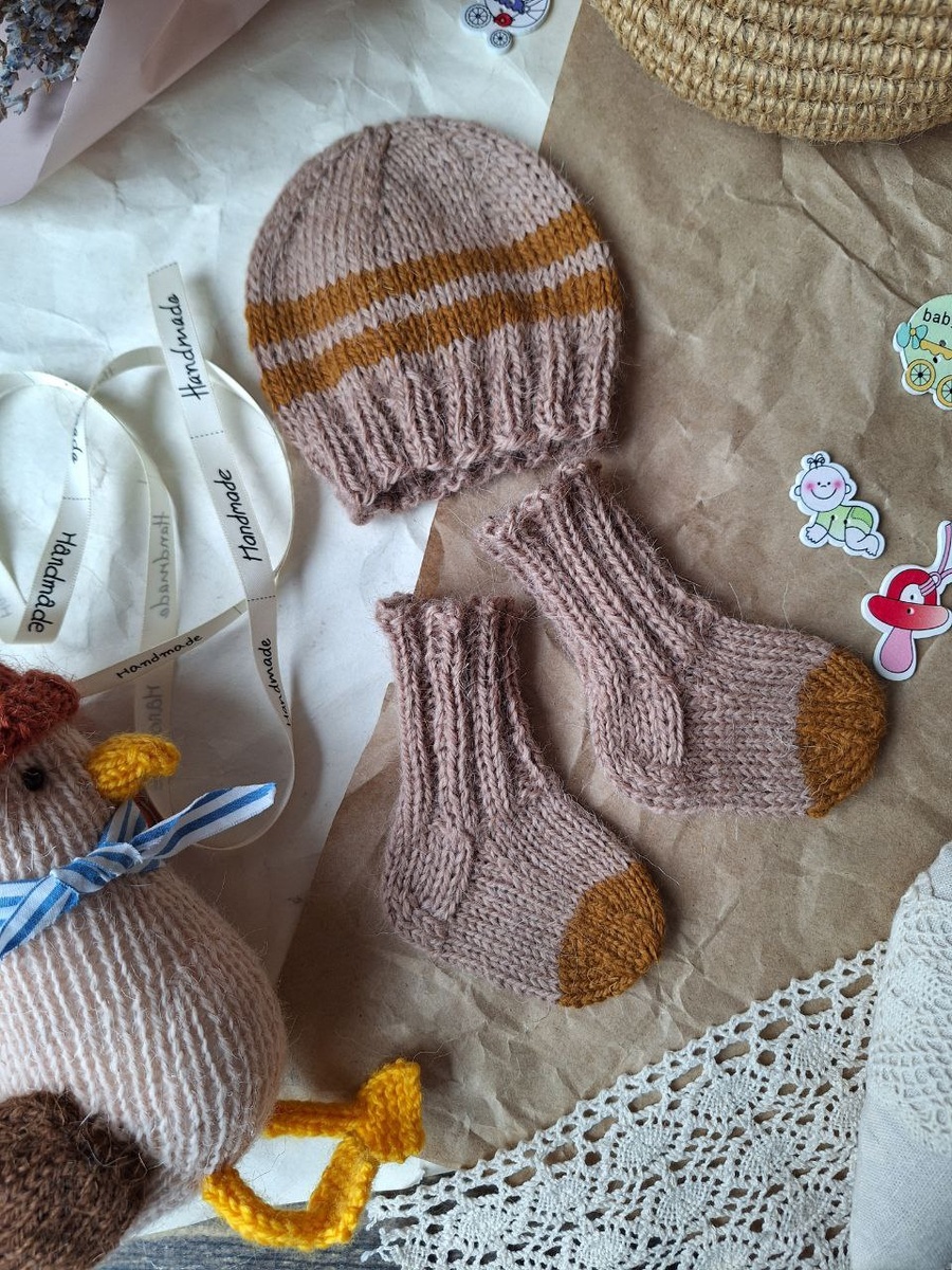 Шапка и носки из колючей шерсти для недоношенных малышей