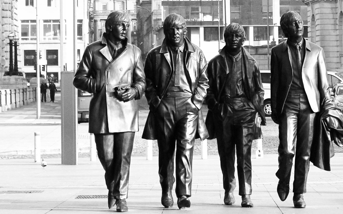 Скульптура участников группы "Битлз" (The Beatles) в Альберт-Доке (Albert Dock). Ливерпуль. Фото Леса Хайнса. 