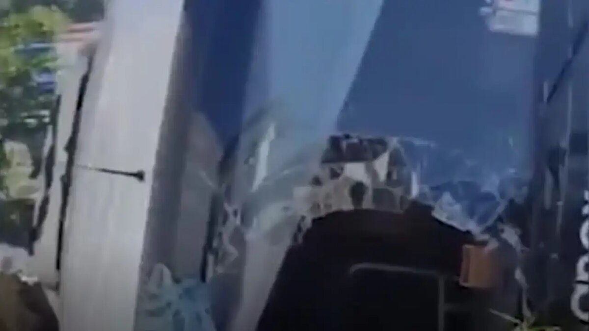    Перевернувшийся автобус