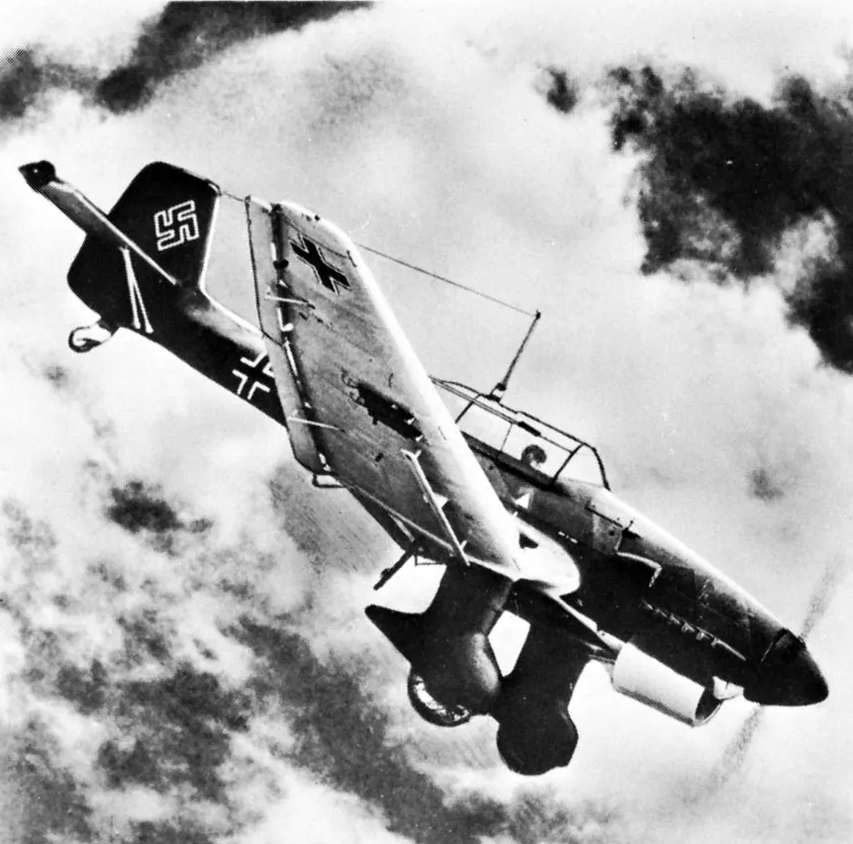 Немецкий пикирующий бомбардировщик Junkers Ju 87 «Штука».