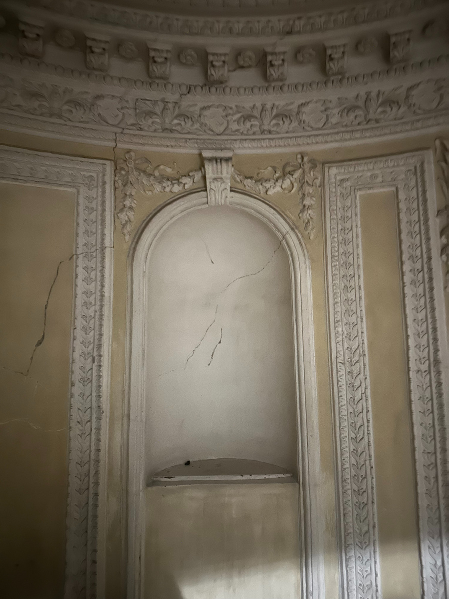 В холле. Фото: Алиса в Петербурге