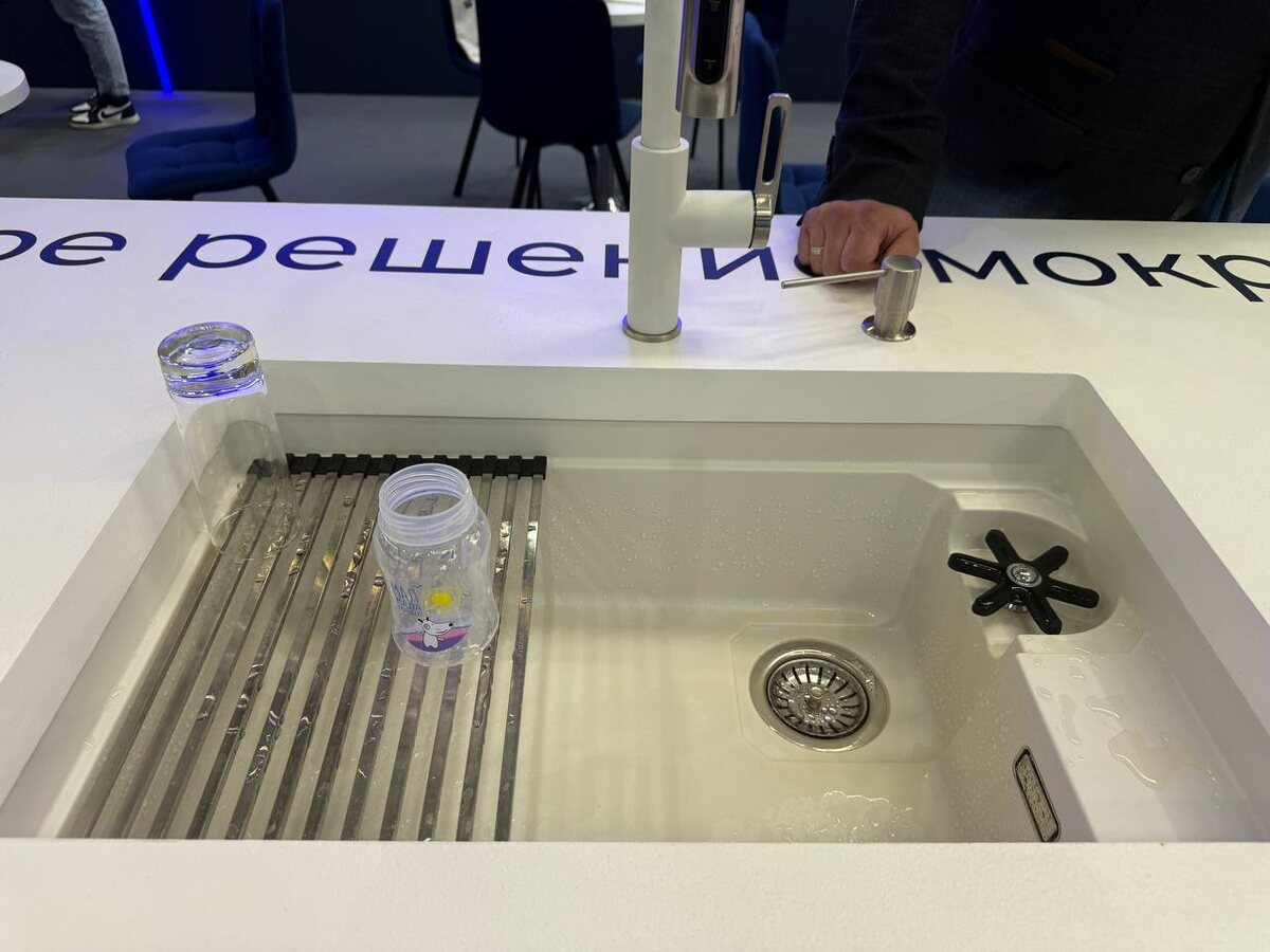 Образец кухонной мойки из кварца GRANULA участник MosBuild2025