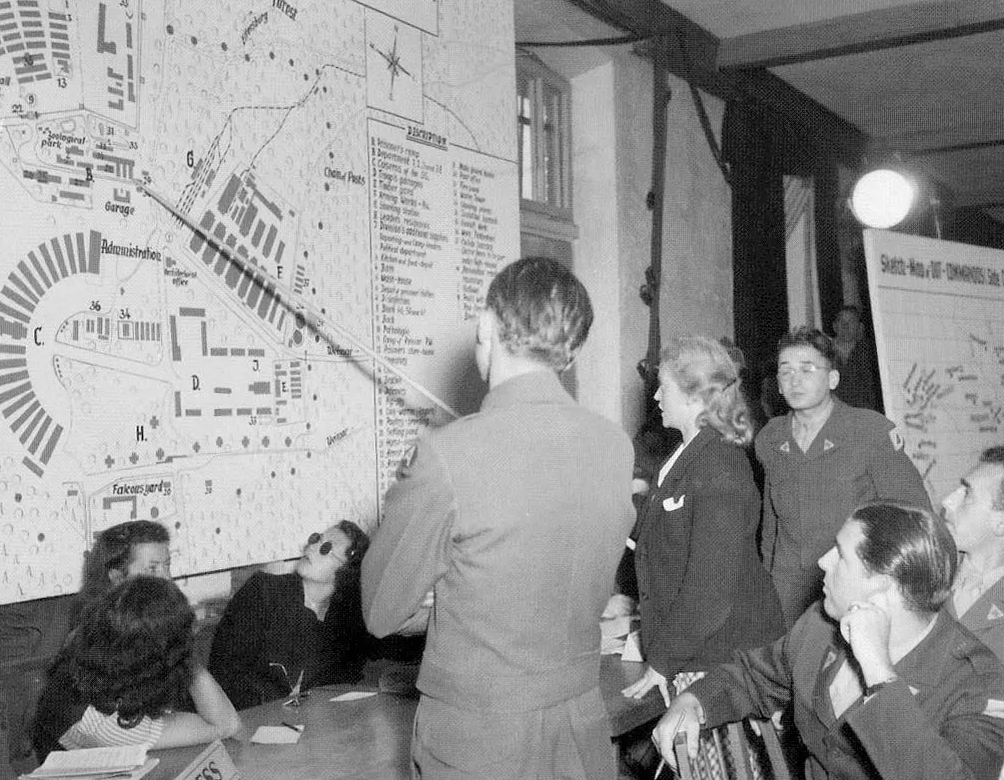 Кох, ИльзаИльза Кох указывает на карту концентрационного лагеря Бухенвальд во время военного трибунала союзников, 8 июля 1947 года, Дахау, Германия.