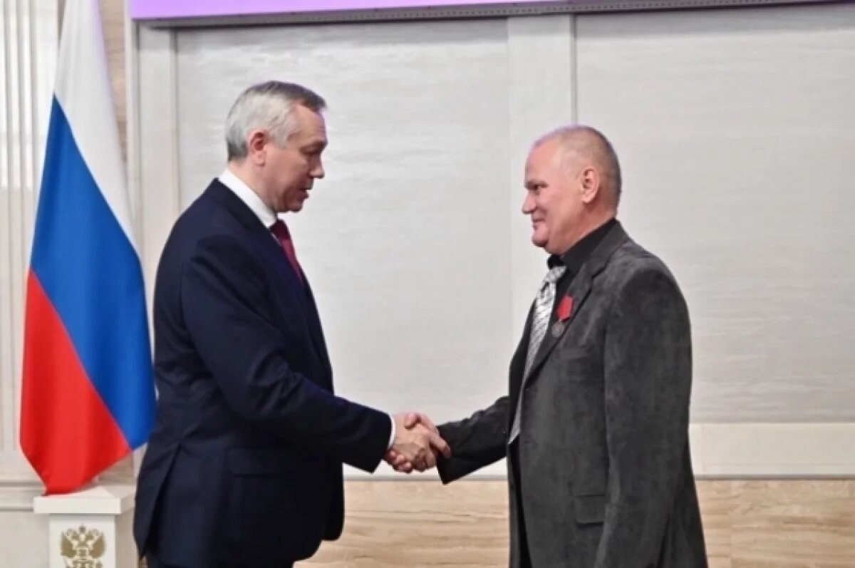    В преддверии 9 мая губернатор вручил награды жителям Новосибирской области