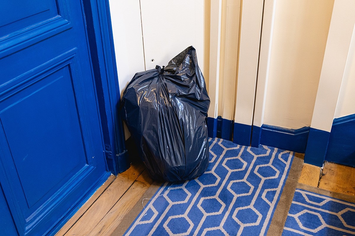 Выставляя мусор на лестницу, соседи создают дискомфорт для других жильцов. Источник: Shutterstock📷
