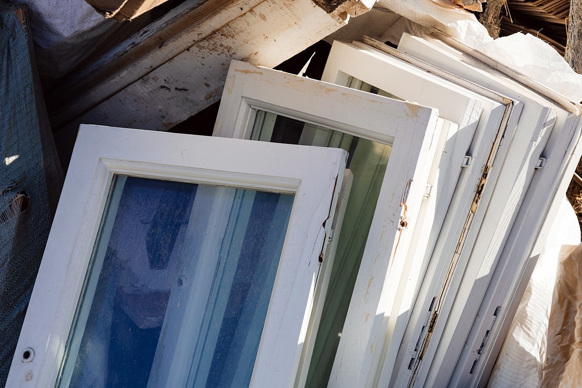 Во время ремонта старые окна отправляются на лестницу, а вывоза иногда приходится ждать долго. Источник: Shutterstock📷
