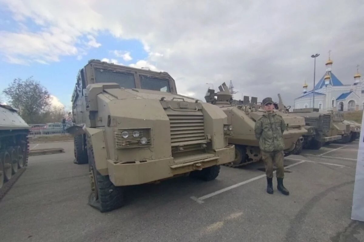    Люком по голове.