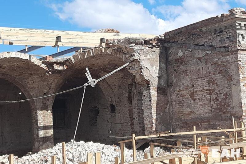    ЕАН / В здании начала XIX века снесли стену и крышу