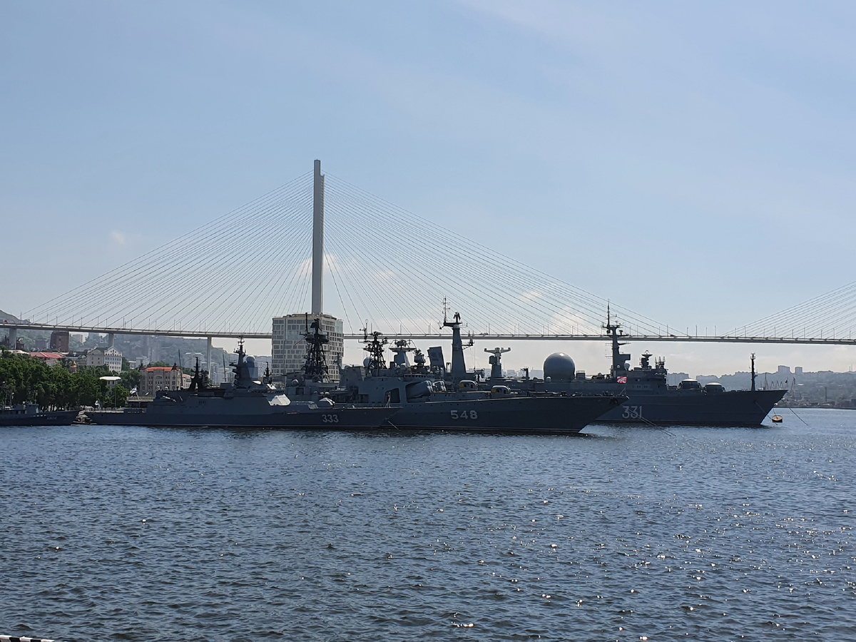 Корабли ВМФ на фоне Золотого моста