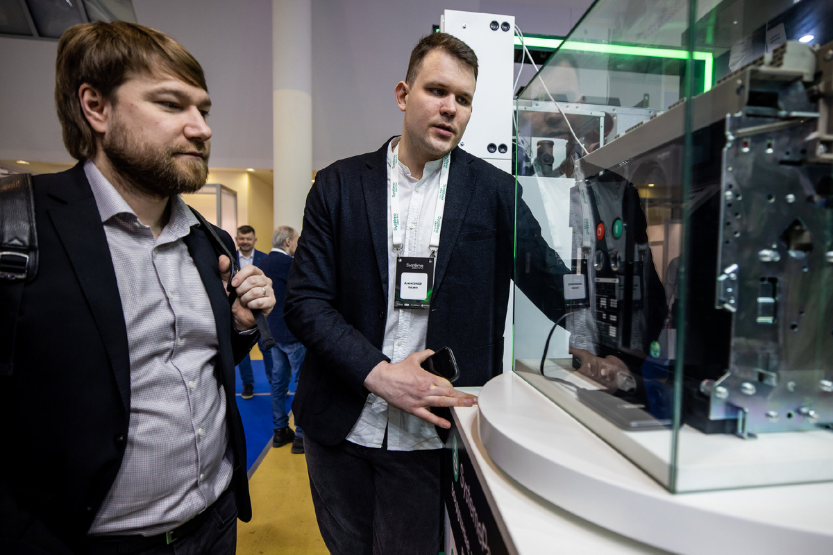 Демонстрация воздушного автоматического выключателя SystemePact ACB посетителям выставки